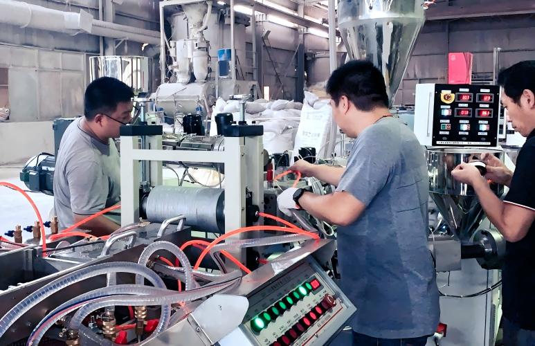 PE木塑共挤+试模(1).jpg PE木塑共挤+试模(1).jpg